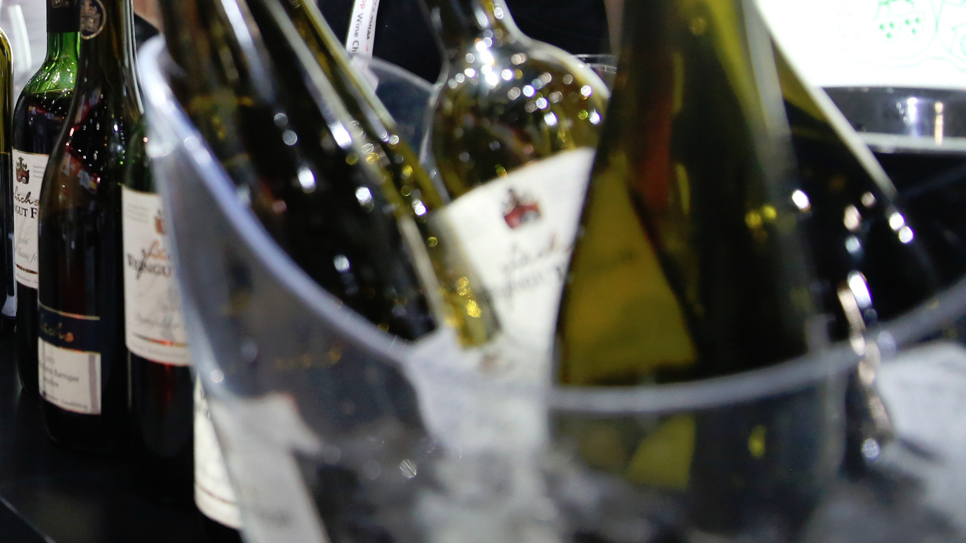 Бутилка жълто вино Арбуа, произведено през 1774 година, беше продадена