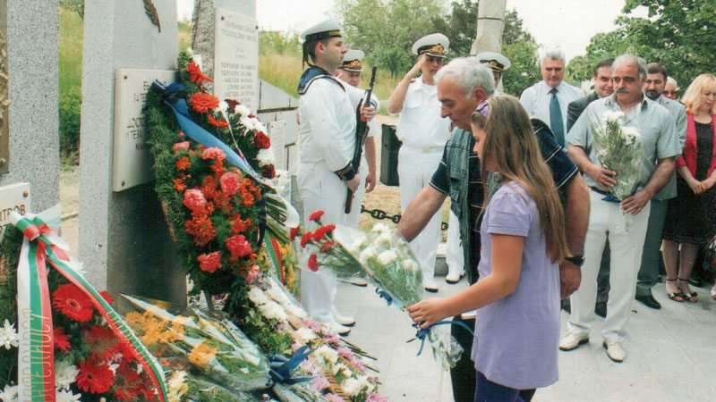 Синът и правнучката на моряк Атанас Ангелов поднасят цветя на паметника на загиналите в Черноморец