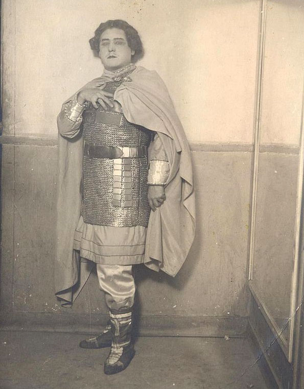  Петър Райчев в ролята на Владимир Игоревич от операта „ Княз Игор “, 1933 година в Париж. 