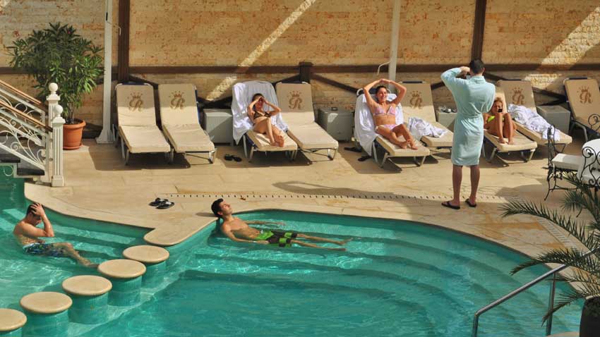 Çdo një hotel luksoz duhet të disponojë edhe me pishinë të jashtme me ujë mineral.