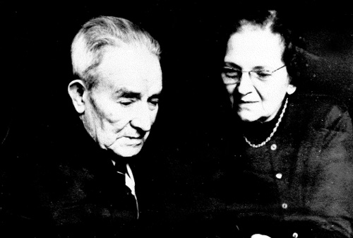 Η πιο γνωστή συγγραφέας βιβλίων μαγειρικής από τον σοσιαλισμό Πένκα Τσόλτσεβα με την σύζυγό της, Χρήστο Τσόλτσεφ