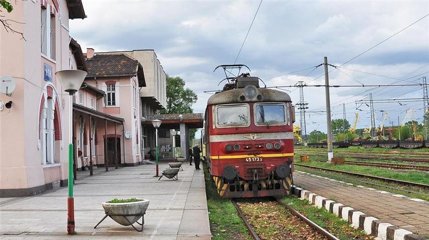 Бързият влак от София за Варна извънредно престоява в гара