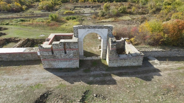 Состра е древна римска крепост, разположена в землището на с. Ломец на около 16 км от Троян/БГНЕС
