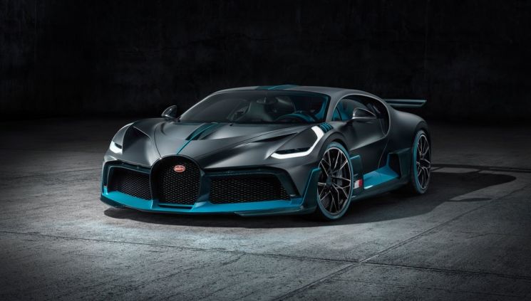 В петък Bugatti представи в Монтерей Калифорния новата си супер