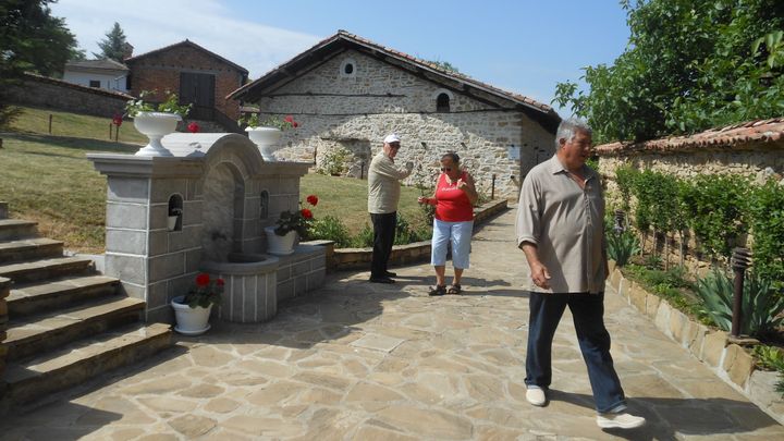 Стотици миряни и туристи дойдоха в църквата-музей „Св. Георги“ в Арбанаси.