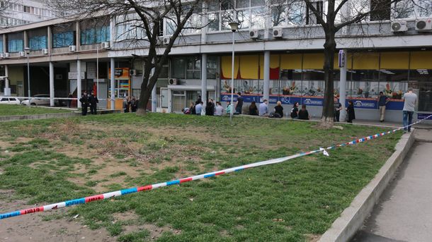 Уволнен служител на сръбска фирма стреля с пистолет по двама