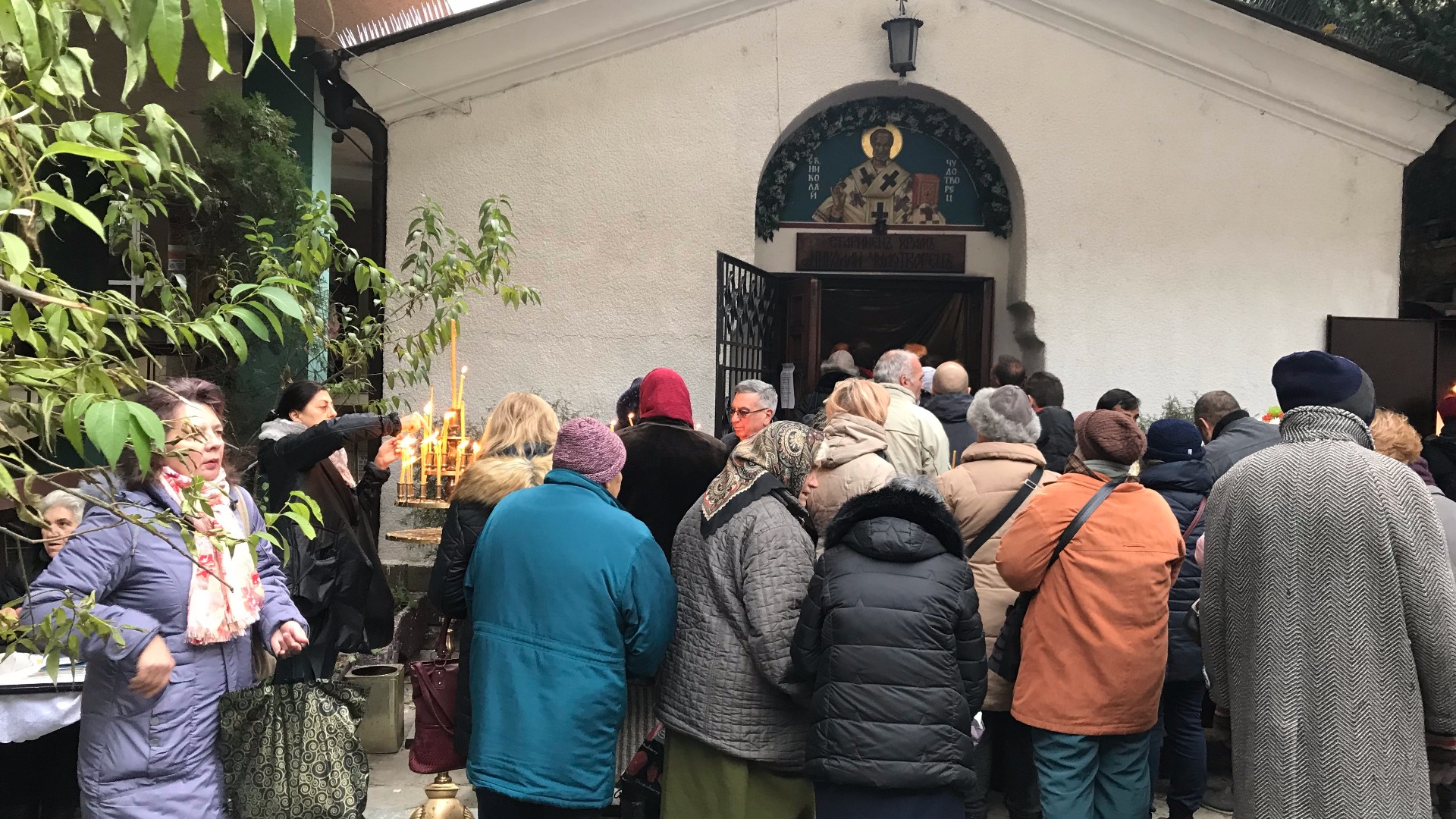 В центъра на София стотици вярващи се поклониха пред копието