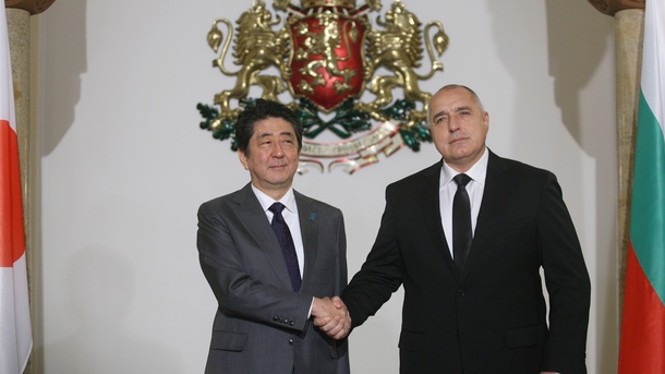 Почетен гвардейски шпалир посрещна японския премиер Шиндзо Абе в София.
