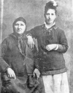 Баба Тонка с дъщеря си Петрана