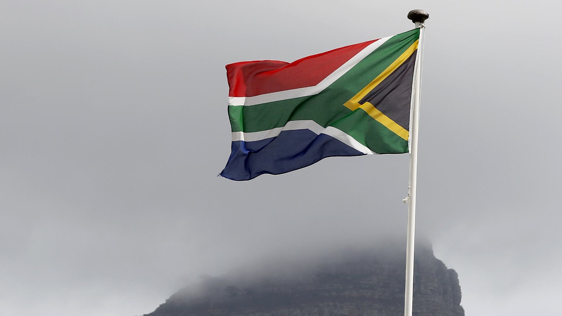 Южноафриканската полиция се намеси, за да разпръсне протестиращи срещу реклама