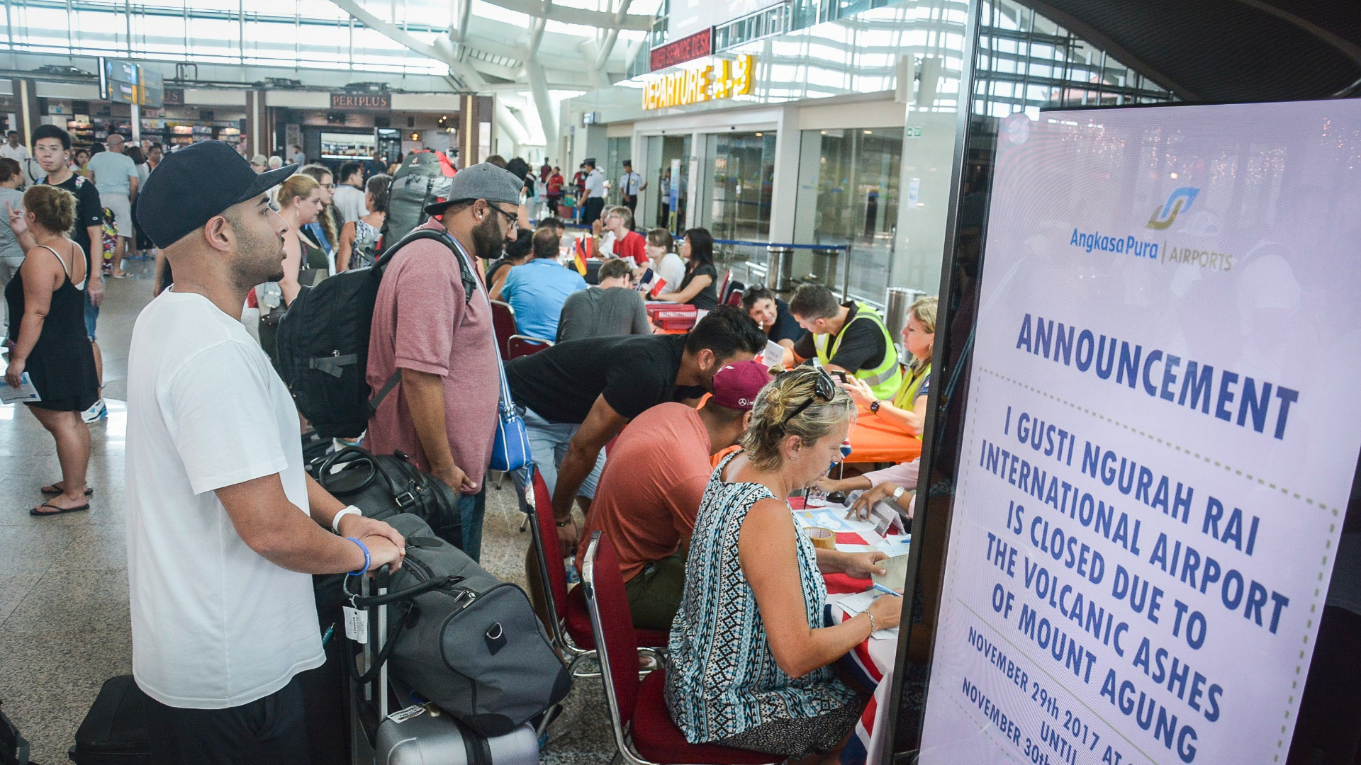 Международното летище на индонезийския остров Бали ще остане затворено до