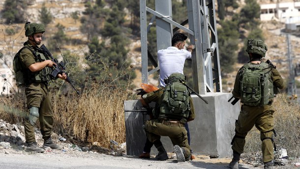 Израелските служби за сигурност съобщиха, че са задържали трима членове