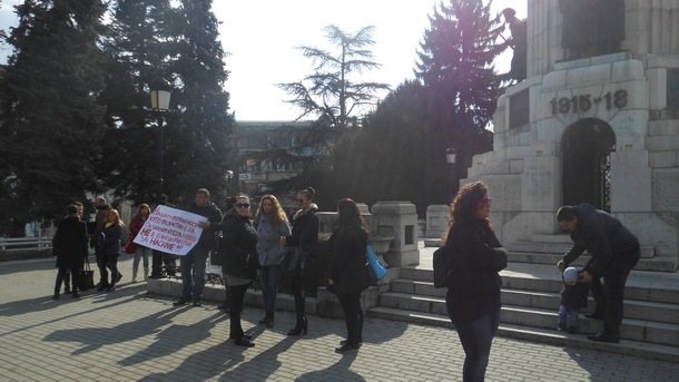 Близо 20 родители от Велико Търново излязоха на мирен протест