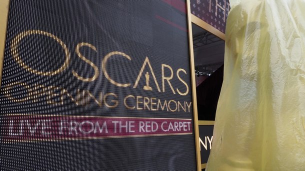 Актьорите Уорън Бийти и Фей Дънауей ще връчат наградата Оскар