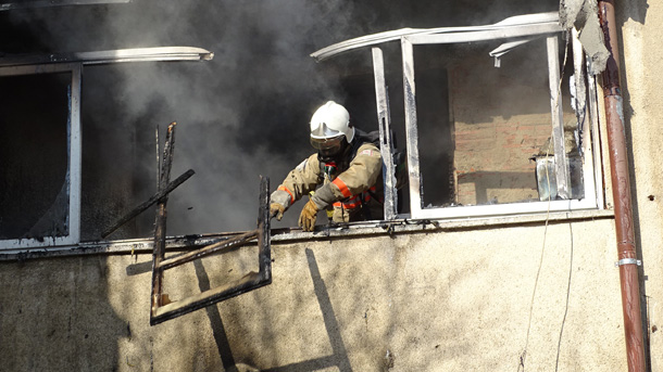 Голям пожар изпепели гаражи и офиса на ДПС в Борино