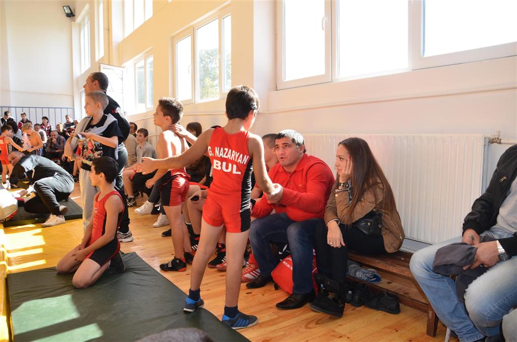 Армен Назарян дава наставления на Гриша Назарян- Празничен турнир по борба в Селановци