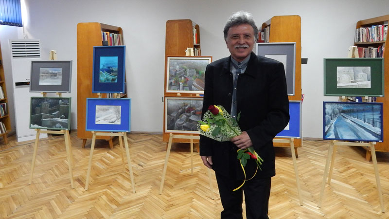 Художникът - плакатист Красимир Кръстев при откриването на изложба-живопис във Видин.