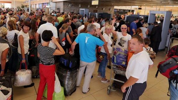 Пореден случай на блокирани български граждани заради отменен полет на
