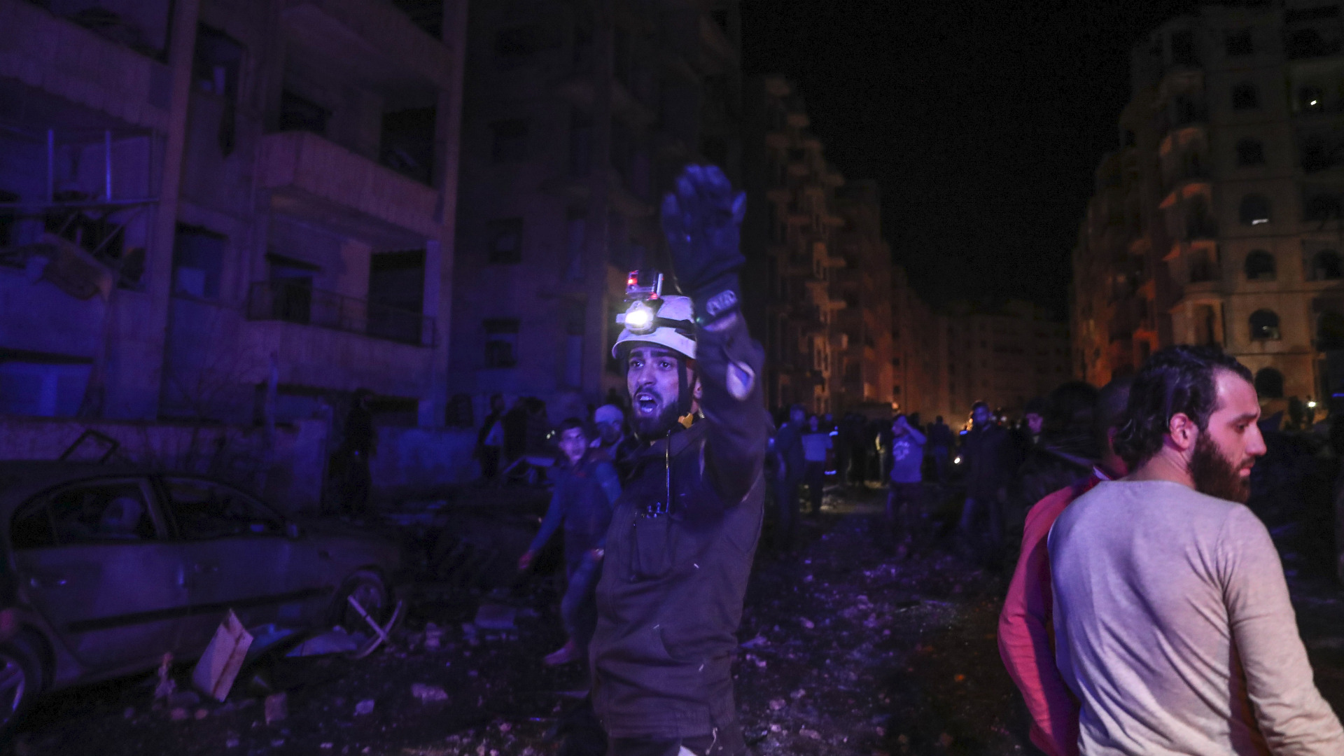 Най-малко 19 души, включително 13 мирни граждани, загинаха при експлозия