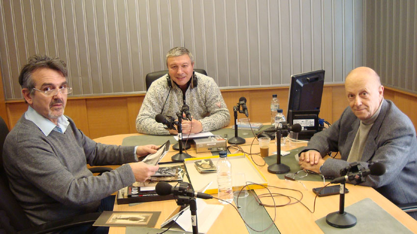 На снимката (отляво надясно): Цветан Томчев, Митко Новков и доц. Петър Абаджиев в студиото на предаването “Премълчаната история“