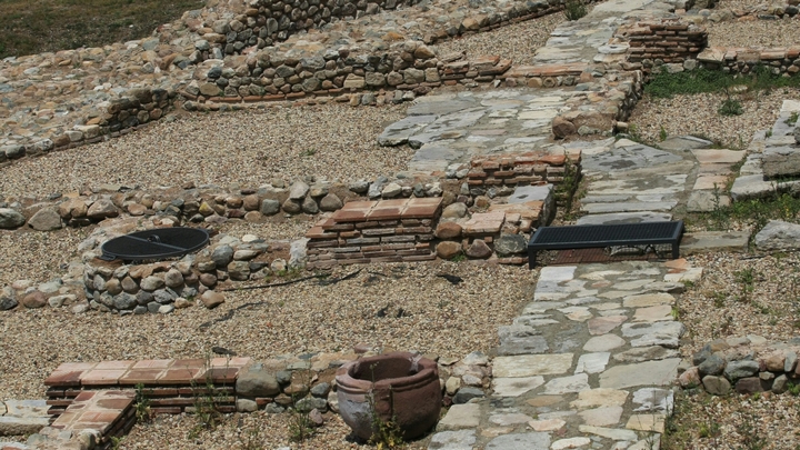 Тепърва предстои археологическото проучване на късноантичната гробница със стенописи открита