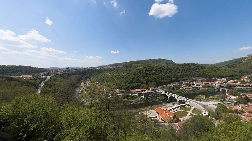 A view over the Yantra River and the Fourth Holy Martyrs Church in Veliko Tarnovo Photo: bgpanorama.com