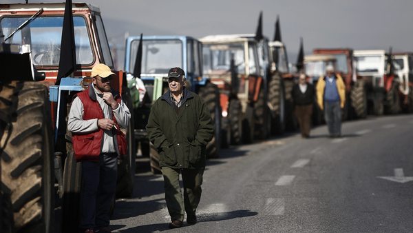 Фермерите в Гърция отново заплашиха правителството с протести. Земеделците започват