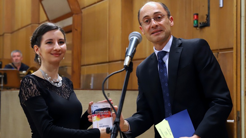 Инна Диловска и Ангел Джалъзов от Българската банка за развитие, който връчи наградата за дебют