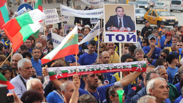 Оставката на министърът на икономиката Емил Караниколов поискаха работниците от