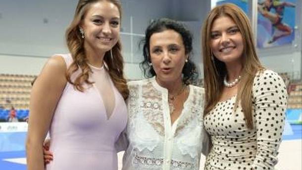 Олимпийските шампионки Алина Кабаева, Евгения Канаева и Маргарита Мамун са