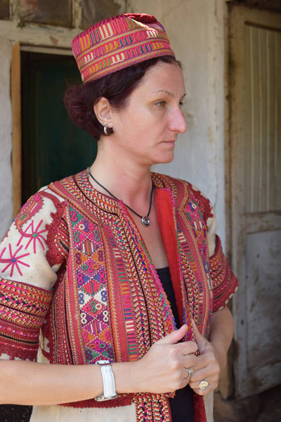 Doc. dr. Vesellka Tonçeva me elemente të veshjes tradicionale nga fshati Herbeli