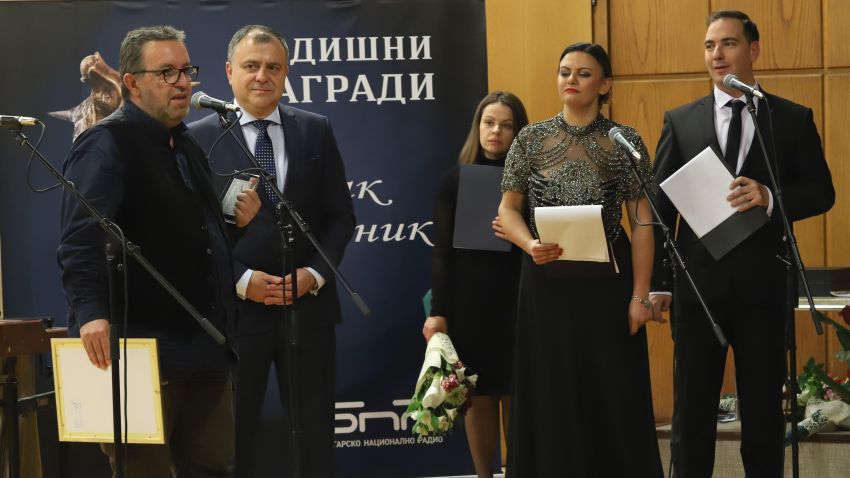 Антон Митов (крайният вляво) получава наградата Сирак Скитник 2017 от името на екипа, създал сайта на Архивния фонд, от генералния директор на БНР Александър Велев (вторият отляво надясно)