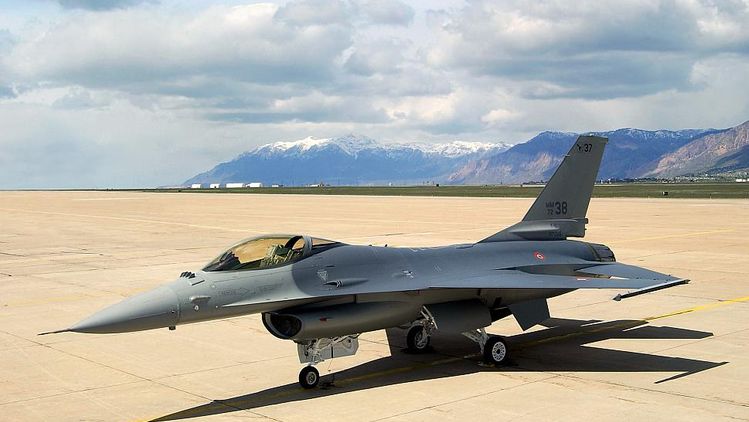 Изтребител F-16 от военновъздушните сили на САЩ е кацнал аварийно