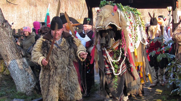 Едно от  Живите човешки съкровища  на ЮНЕСКО е обичаят Джамал  от русенското село Кошов  Това е зимна обредна игра в периода след Мръсните дни  В тази маскарадна традиция целта е да