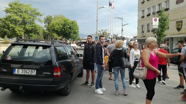 Младежи от Петрич и близките села се събраха на спонтанен