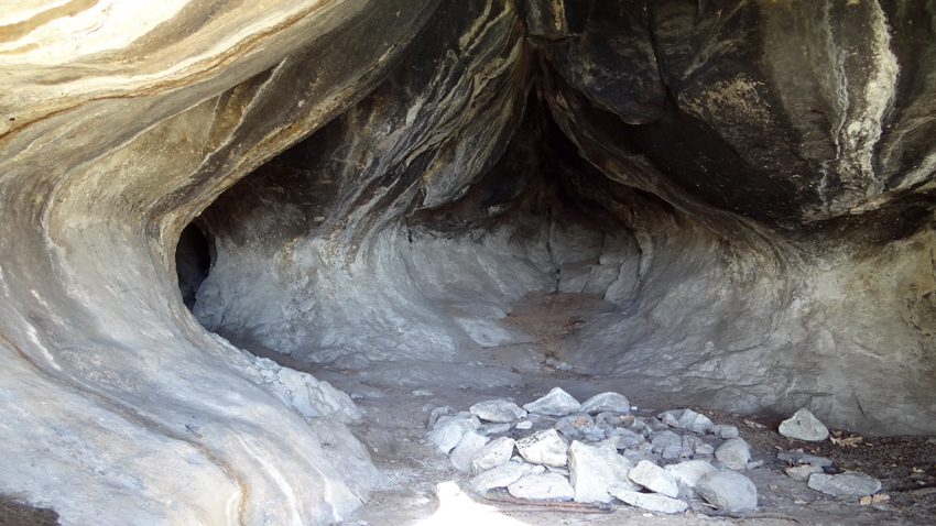 Триделната пещера-утроба в тракийското скално светилище Татул, близо до Момчилград
