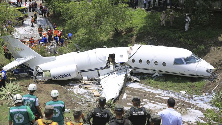 Най-малко 6-има американци бяха ранени, след като самолет катастрофира и