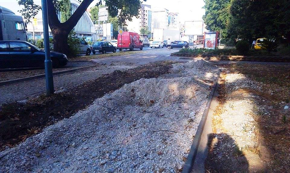 бул. България-разкопани тротоари и велоалеи