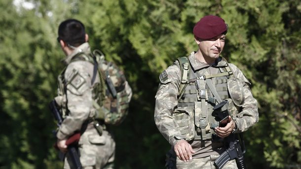 Турската армия съобщи че двамата нейни войници които бяха арестувани