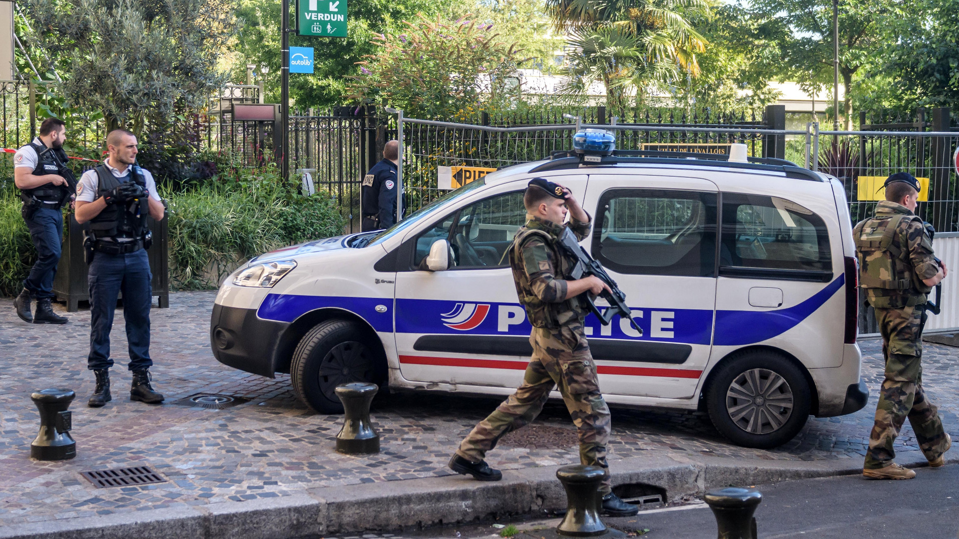 Френското правителство укрепва силите за сигурност в страната след стрелбата