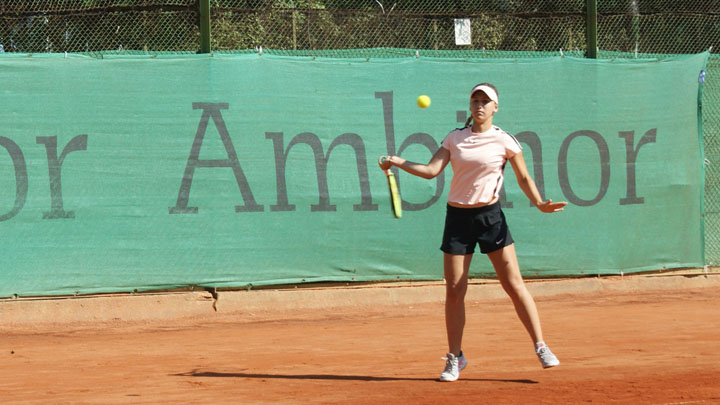 Водачката в схемата на Държавното първенство по тенис за девойки