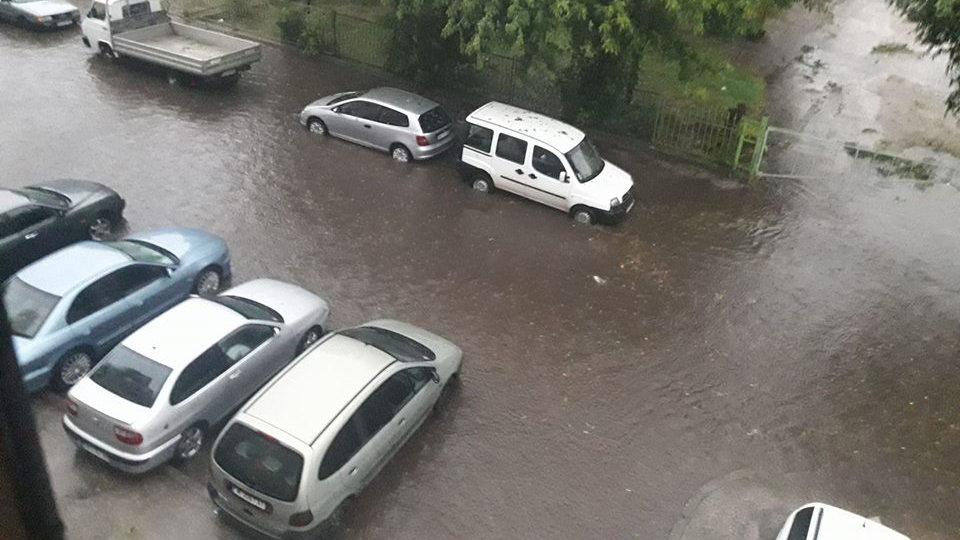 Обстановката в София се нормализира след вчерашната буря Екипи на