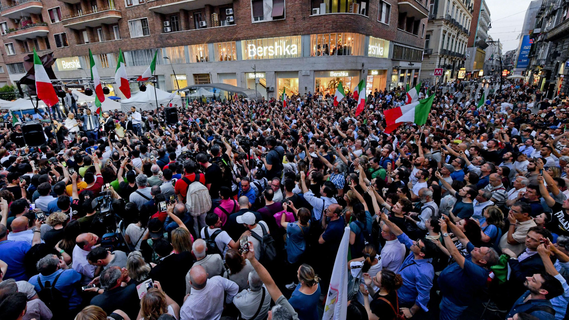 Точно сега в Италия има едно дълбоко политически разделено общество.