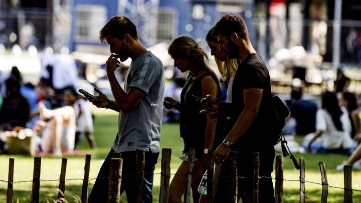Франция забранява със закон употребата на мобилни телефони в училищата