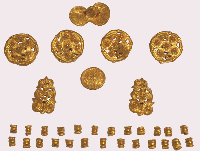 Primorsko kenti yakınlarında bulunan MÖ 320-380 yılına ait mezar höğüğünden at koşumu için altın aplikasyon takımı.