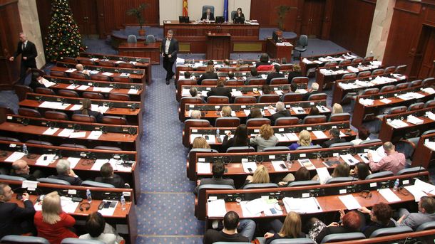 Македонският парламент прие закон разширяващ употребата на албанския език в