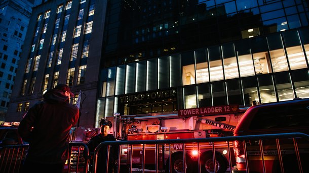 Един човек загина а четирима пожарникари бяха ранени при пожар