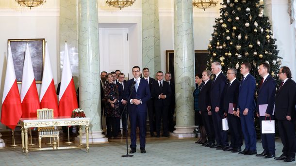Полският премиер Матеуш Моравецки смени вчера министрите на отбраната и