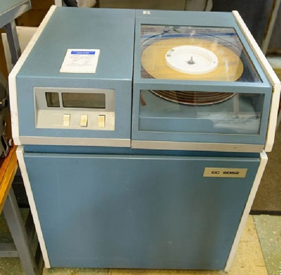 Ο βουλγαρικός σκληρός δίσκος IZOT ES 5052 με μνήμη 7 ΜΒ και βάρος 120 κιλά.