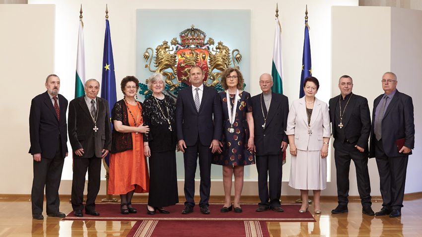 Президентът Румен Радев удостои с държавни отличия дейци на културата